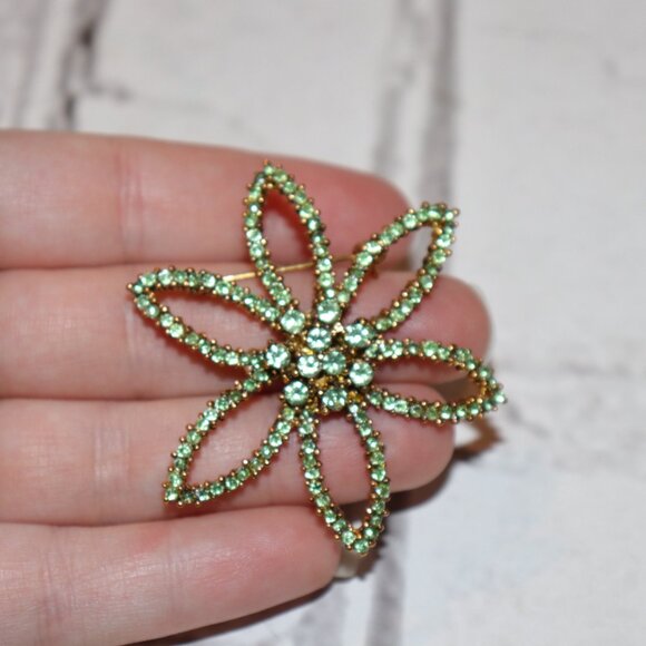 ๐ฟ Vintage Gold & Green Rhinestone Flower Brooch โ 2" Wide ๐ - Picture 3 of 5